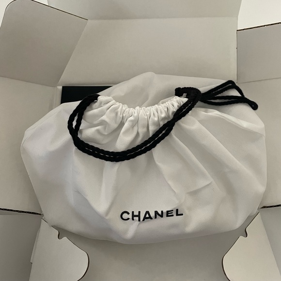 CHANEL Ballerina Pink Codes Coleur
Compact Makeup Mirror - Picture 4 of 8